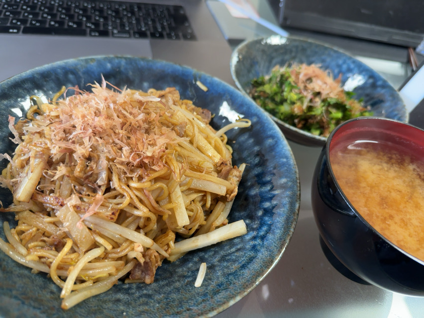 豚こま肉ともやしと大根の皮の焼きそばと大根の葉おひたしと大根の味噌汁